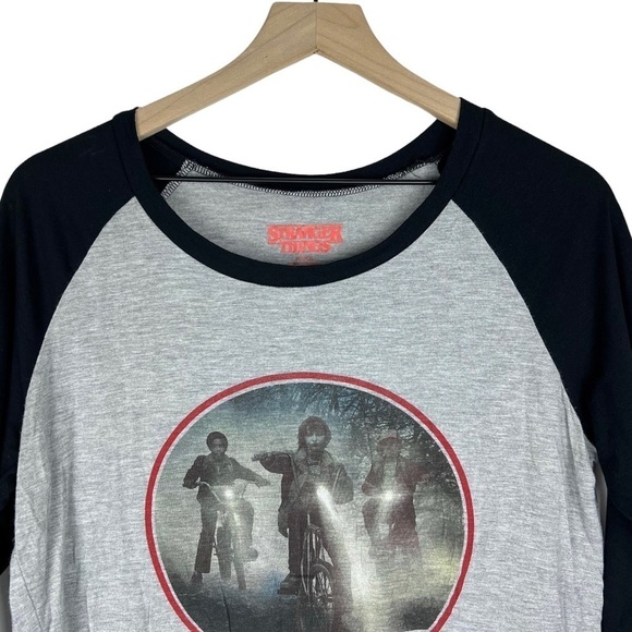 STRANGER THINGS Crop Top Graphic T Shirt Baseball Friends Don’t Lie Size Large - Picture 2 of 9